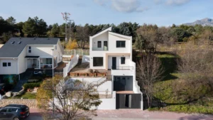 Fachada de vivienda reformada en Moralzarzal